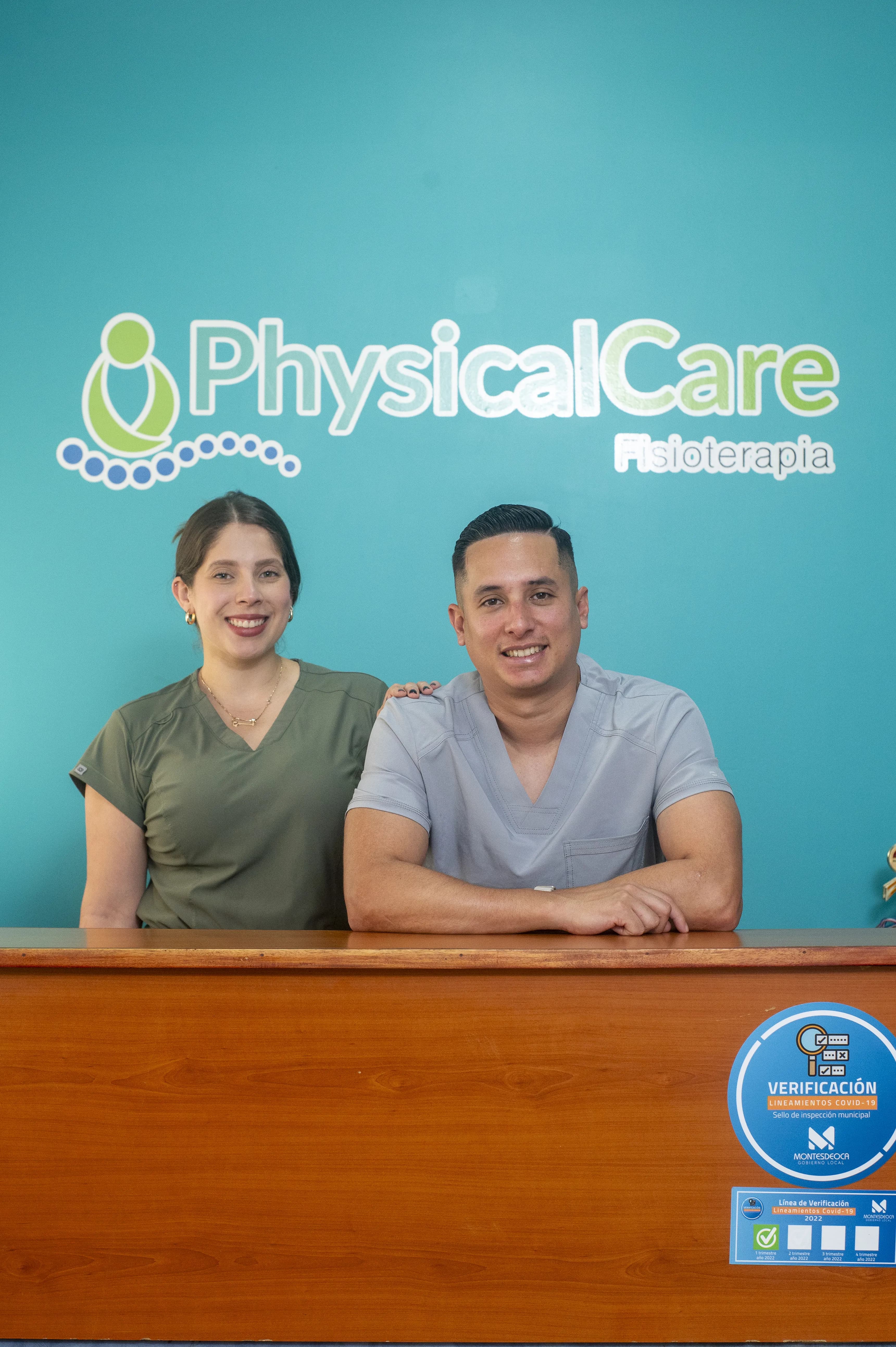 Fundadores de Physical Care Fisioterapia - Msc. Enmanuel Li y Msc. Yamilah Solano, fisioterapeutas especializados en San José Costa Rica