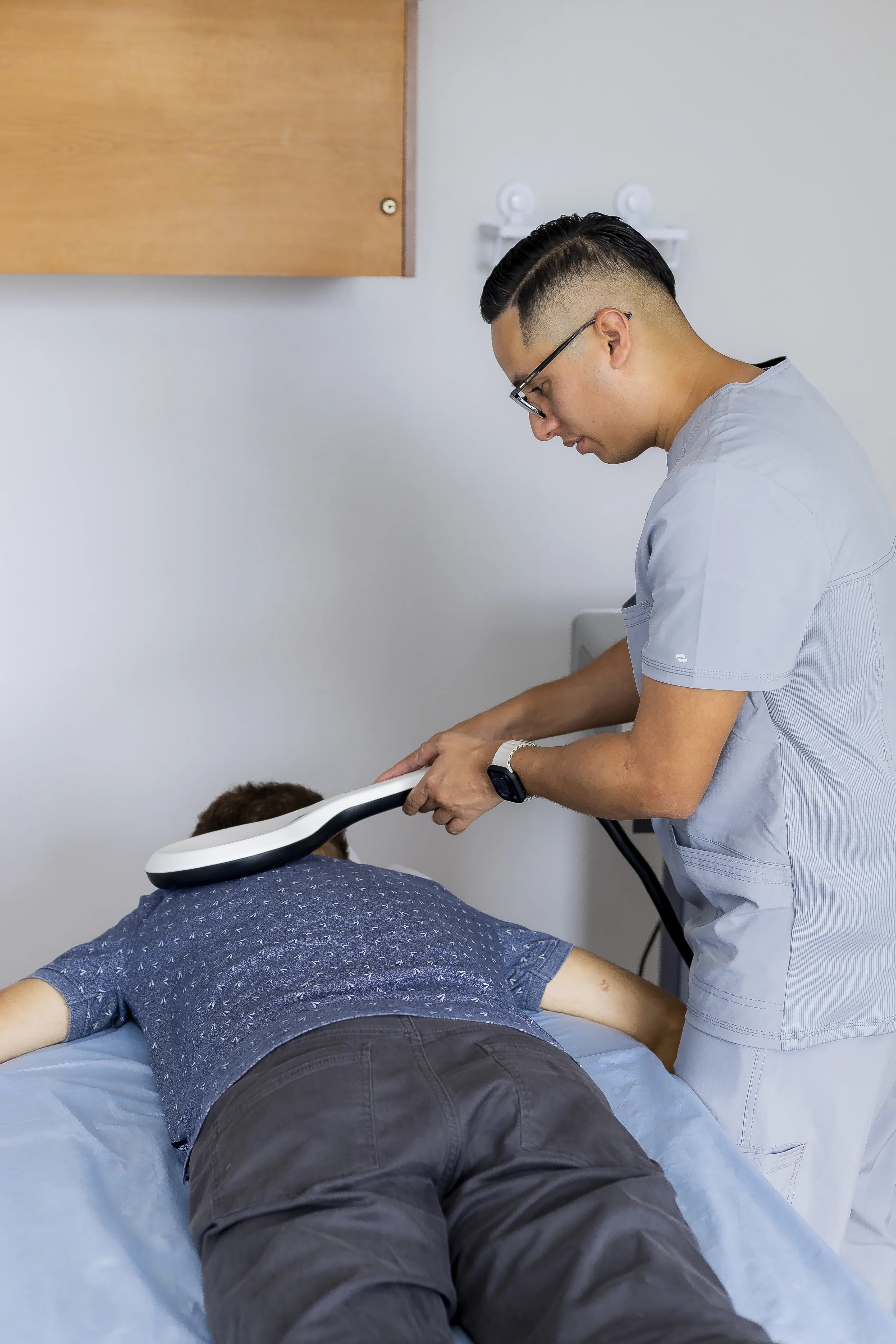 Rehabilitación deportiva con tecnología avanzada en clínica de fisioterapia