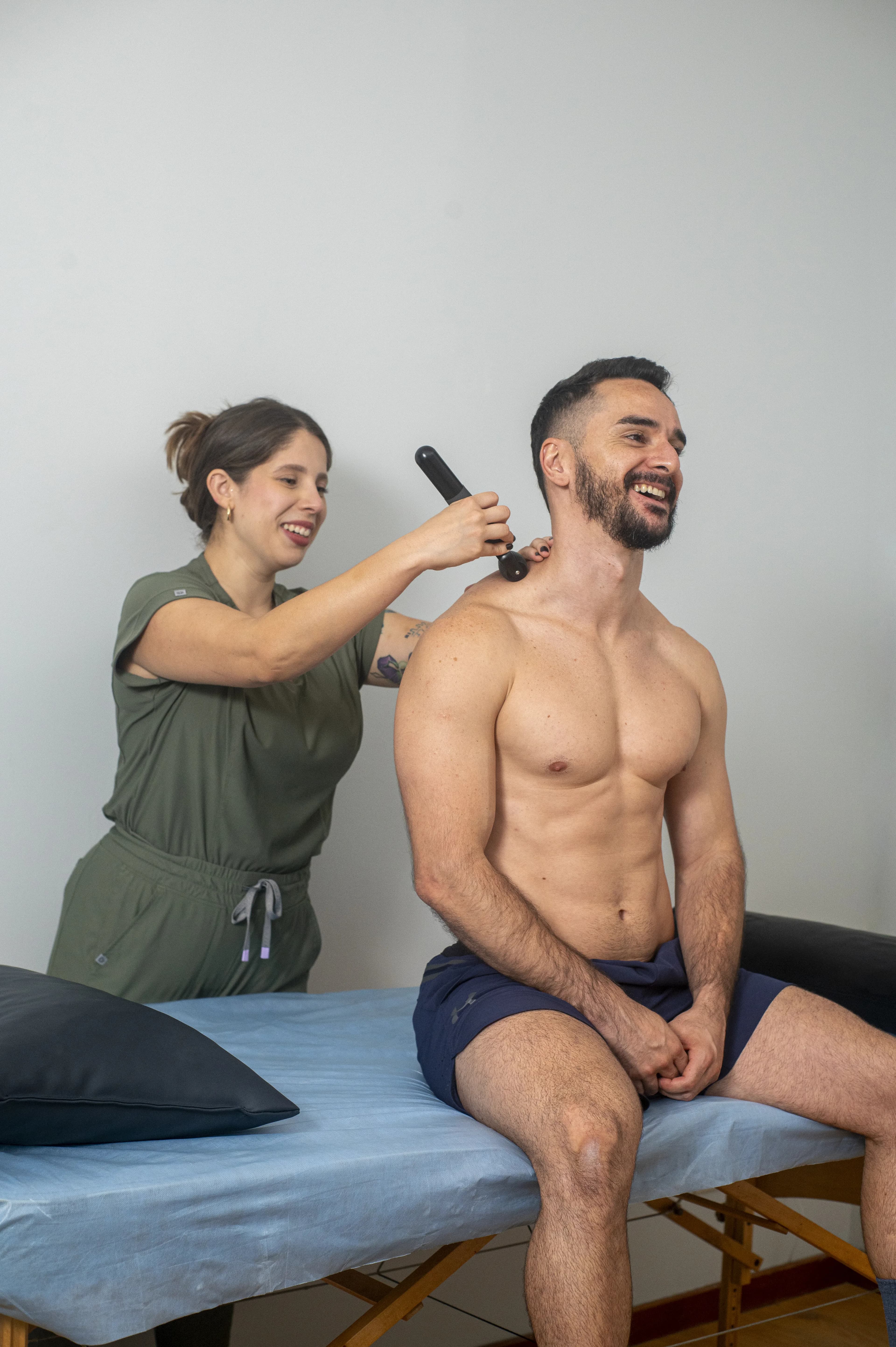 Atención profesional de fisioterapia para recuperación de lesiones